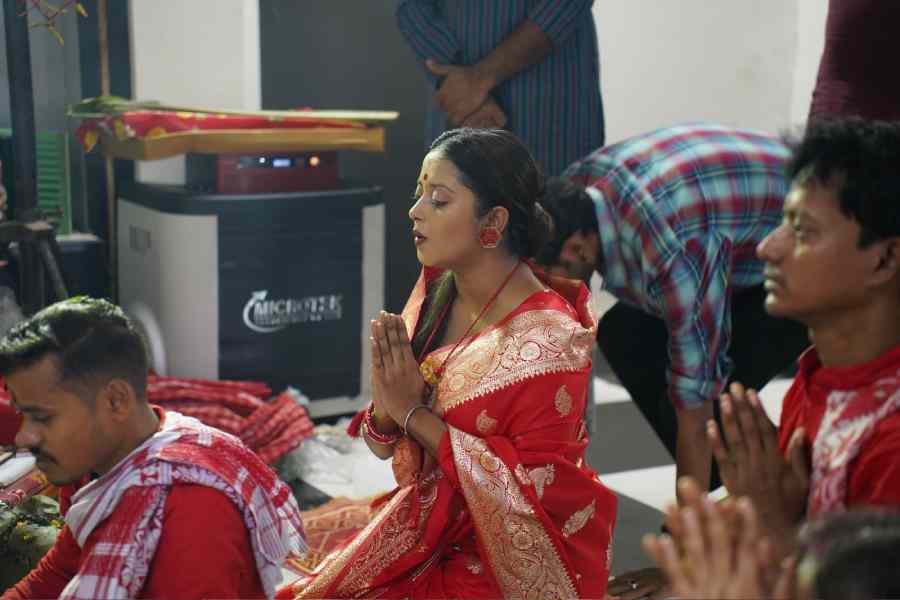 পুজোর দিন অভিনেত্রীর সাজেও ছিল অভিজাত্যের ছোঁয়া। লাল বেনারসিতে তাঁর থেকেও চোখ সরানো দায়! স্বল্প সাজেই তিনি হয়ে উঠেছিলেন অপরূপা।