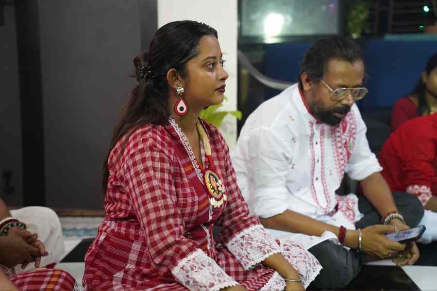 অন্যদিকে স্বর্ণেন্দুর পরনে ছিল সাদা পাঞ্জাবি। স্ত্রীর সঙ্গে লাল-সাদার রং মিলান্তিতে দারুণ মানিয়েছে পরিচালককে।   