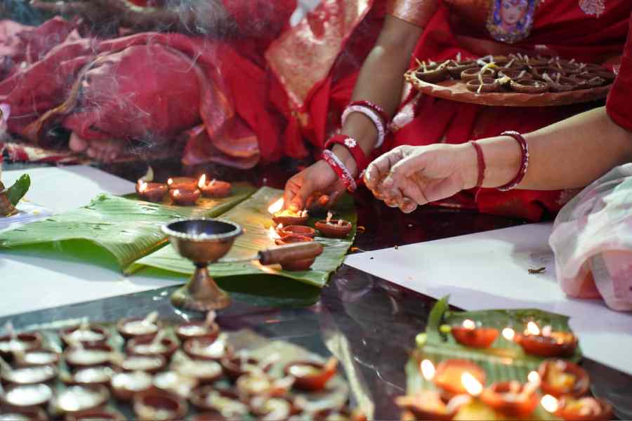 তিথি মেনেই শুক্রবার পালিত হল ফলবলি থেকে অষ্টমীর অঞ্জলি এবং নবমীর সন্ধিপুজো, সবটাই। ভোরের দিকে মা দুর্গার অঞ্জলি সেরে ১০৮টি পদ্ম অর্পণ করলেন অভিনেত্রী।