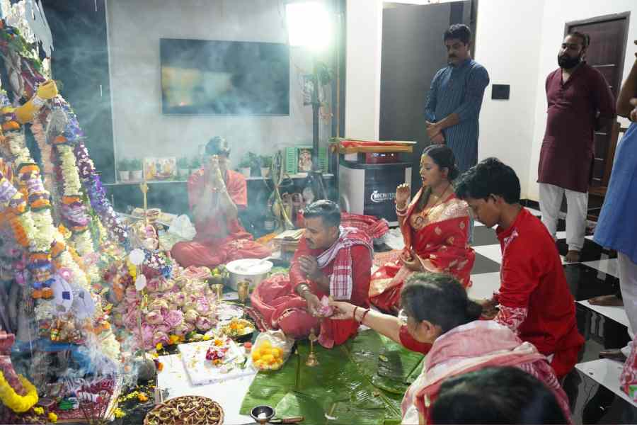 শ্বশুরবাড়ির ফ্ল্যাটে প্রথম দুর্গাপুজো। নিজের হাতেই সবটা সামলাতে ভালবাসেন অভিনেত্রী। মজা ছলেই স্বামী স্বর্ণেন্দু জানান, তাঁর পুজোর কাজে অন্য কারও হস্তক্ষেপ একেবারেই না-পসন্দ নায়িকার।     