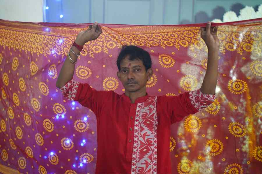 অষ্টমীর ভোগে যেমন ছিল লুচি, ছোলার ডাল, আলুর দম। এমনকি মেনু থেকে বাদ পড়েনি মিষ্টিও। 