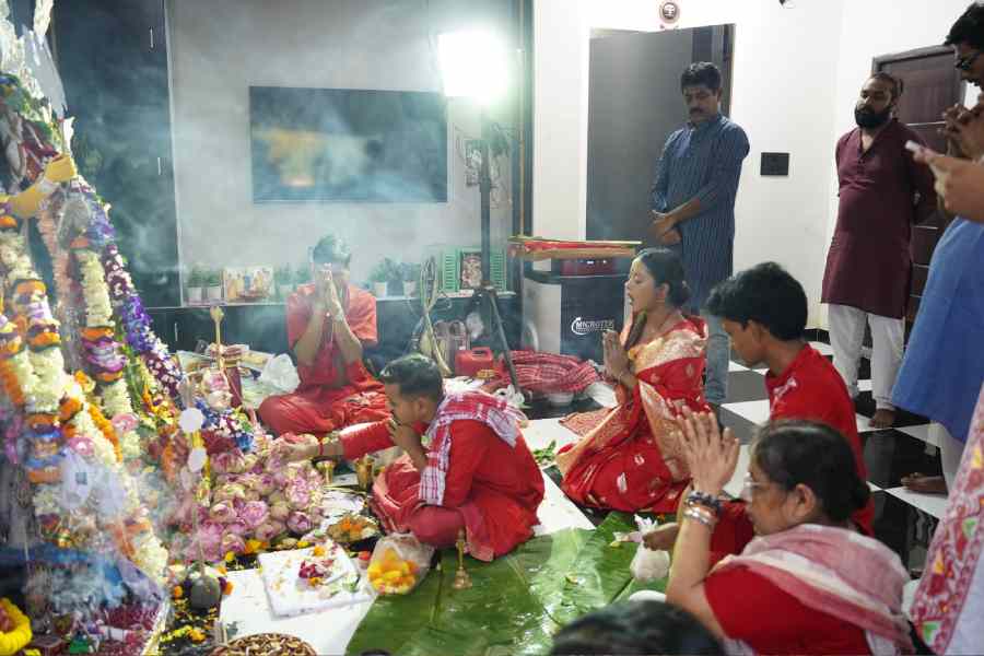 আজ, শনিবার দশমী। শ্রুতি জানান, মায়ের ভাসানের দিন অর্থাৎ দশমী মানেই খাসির মাংস এবং ভাত পাতে থাকবেই!