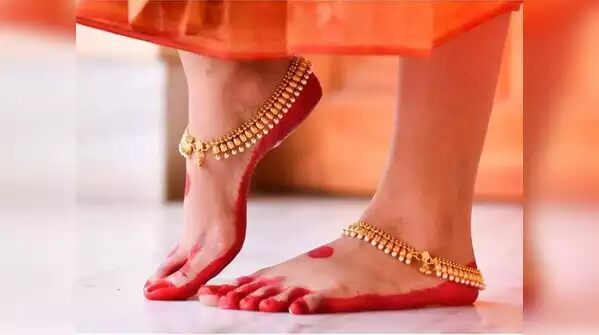 বিবাহিত মহিলা বা এয়ো স্ত্রীদের মধ্যে আলতা পরার চল রয়েছে বিজয়া দশমীতে। কিন্তু আলতার মাহাত্ম্য কী? লাল রং কিসের প্রতীক জানেন?