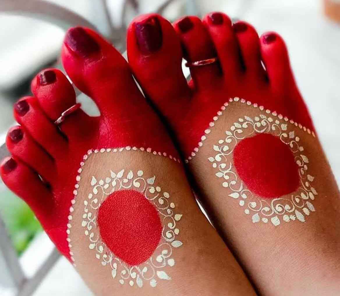 শুভ বিবাহের চিহ্ন হিসেবে বাঙালিদের মধ্যে আলতা পরার চল রয়েছে। একদিকে যেমন পায়ের সৌন্দর্য বৃদ্ধি হয়, তেমনি আলতার গুরুত্ব অপরিসীম।