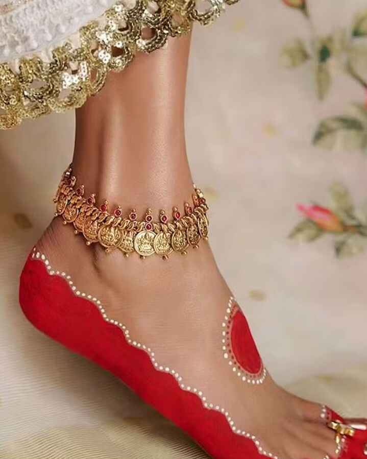 কথিত আছে ভগবান শ্রীকৃষ্ণ রাধারানির পায়ে আলতা লাগিয়ে দিতেন। আবার অপর দিকে লাল রং কে সমৃদ্ধির প্রতীক হিসেবে ধরা হয়। বিয়ের সময় মেয়েরা যখন পায় আলতা লাগায়, তখন তাকে তার এবং তার পরিবারের সমৃদ্ধির প্রতীক হিসেবে ধরা হয়।