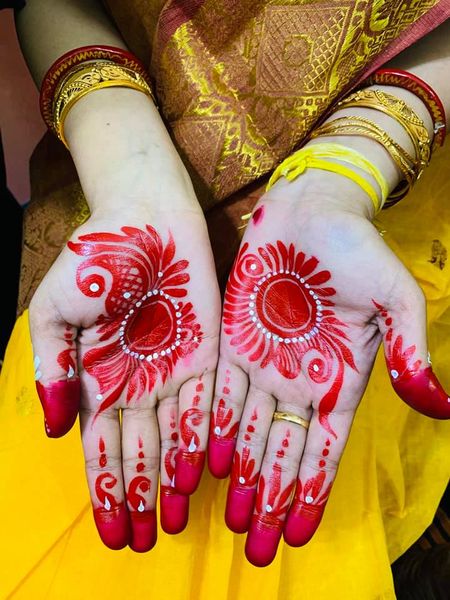 গ যুগ ধরে নৃত্য শিল্পকলার সঙ্গেও আলতা জড়িত। আলতার গুণ যে কোনও শিল্পকর্মের নান্দনিকতাকে বৃদ্ধি করে। তাই যুগ যুগ ধরে আলতা মেয়ে এবং বিবাহিত মহিলাদের কাছে এত গুরুত্বপূর্ণ। 