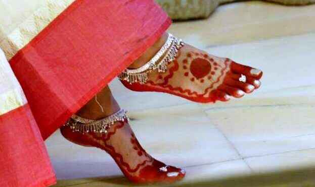 দুর্গাপুজায় মা দুর্গার কাছে আলতা এবং সিঁদুর নিবেদন করা হয়। পরে সেই আলতাকে এয়ো স্ত্রীরা আশীর্বাদ হিসেবে তাঁদের বাড়িতে নিয়ে যান। 