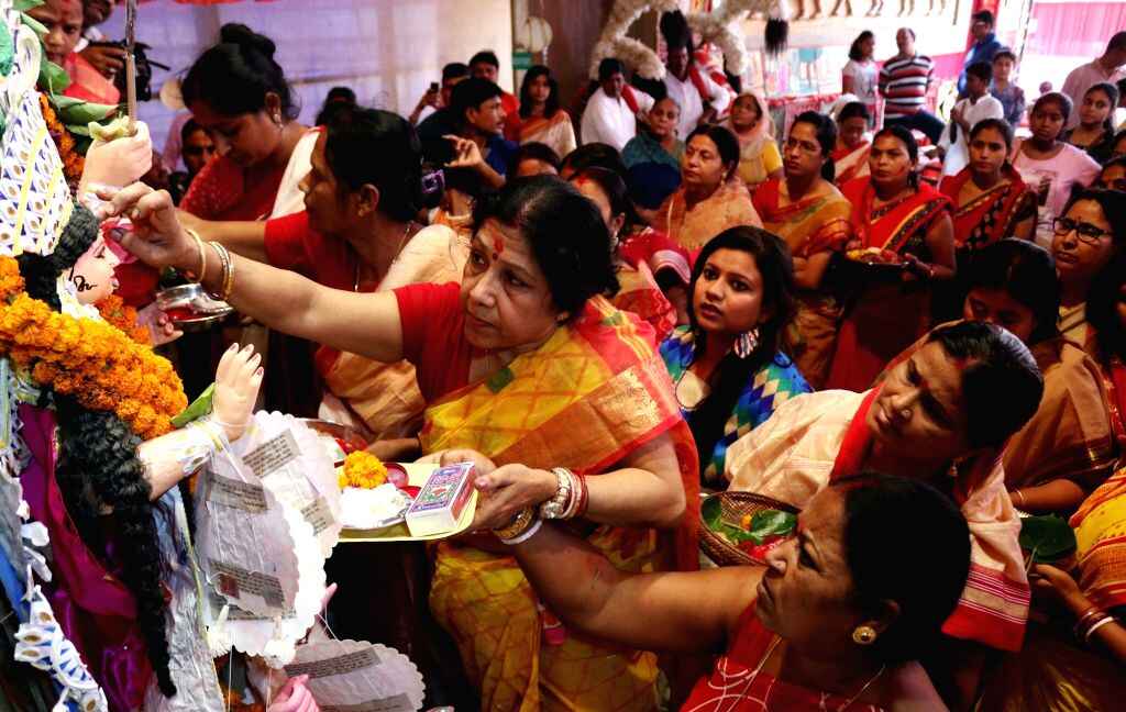 দুর্গাপুজা শেষ হয় বিজয়া দশমীর মধ্যে দিয়ে। দশমীর মধ্যে মন খারাপ, কষ্ট, আবেগ লুকিয়ে রয়েছে। পৌরাণিক কাহিনি অনুসারে আশ্বিন মাসের শুক্লপক্ষের দশমী তিথিতে বাপের বাড়ি ছেড়ে কৈলাসে শ্বশুরবাড়িতে ফিরে গিয়েছিলেন দেবী দুর্গা। সেই কারণে এই তিথিকে বিজয় দশমী বলা হয়।