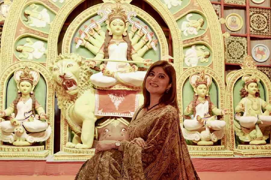 বিয়ের পর প্রথম পুজো সন্দীপ্তা সেনের। বর সৌম্য মুখোপাধ্যায়কে এক ফ্রেমে দেখা না গেলেও খোলা চুল, বাদামি রঙের শাড়ি এবং কালো স্লিভলেস ব্লাউজে একাই নজর কাড়লেন অভিনেত্রী। 