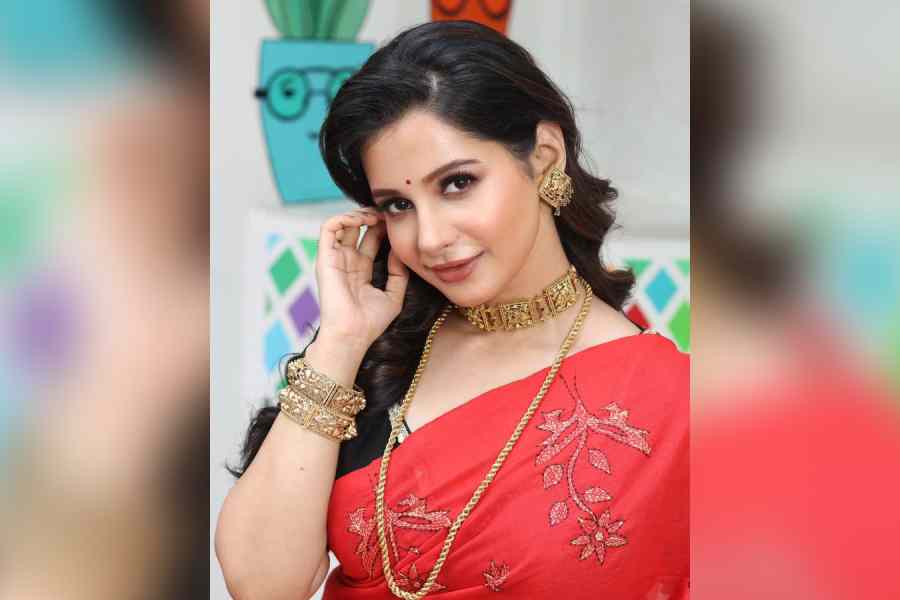 লাল শাড়িতে অপরূপা অঙ্গনা রায়। পিঠ পর্যন্ত একঢাল খোলা চুল। হাতে বালা, কানে দুল এবং গলায় সোনালি নেকলেসের সঙ্গে পরিমিত সাজ, সপ্তমীর লুকে তৈরি অভিনেত্রী।  