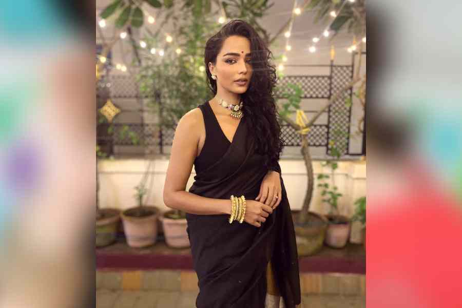 সপ্তমীতে কালো শাড়িই বেছে নিলেন অভিনেত্রী তুহিনা দাস। গলায় নেকলেস, কানে ছোট্ট দুল এবং হাতে চুড়ি। স্বল্প সাজেই অপরূপা হয়ে উঠলেন নায়িকা।