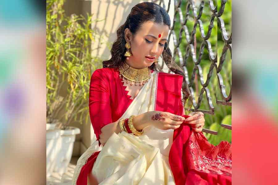 সপ্তমীর সকাল মানেই সাবেক সাজই সঙ্গী! মনামী ঘোষের যেন প্রথম পছন্দ সেটাই। এ দিন চওড়া লাল পাড় এবং সাদা শাড়িতে দেখা গেল অভিনেত্রীকে। সঙ্গে ভারী সোনার গয়না।