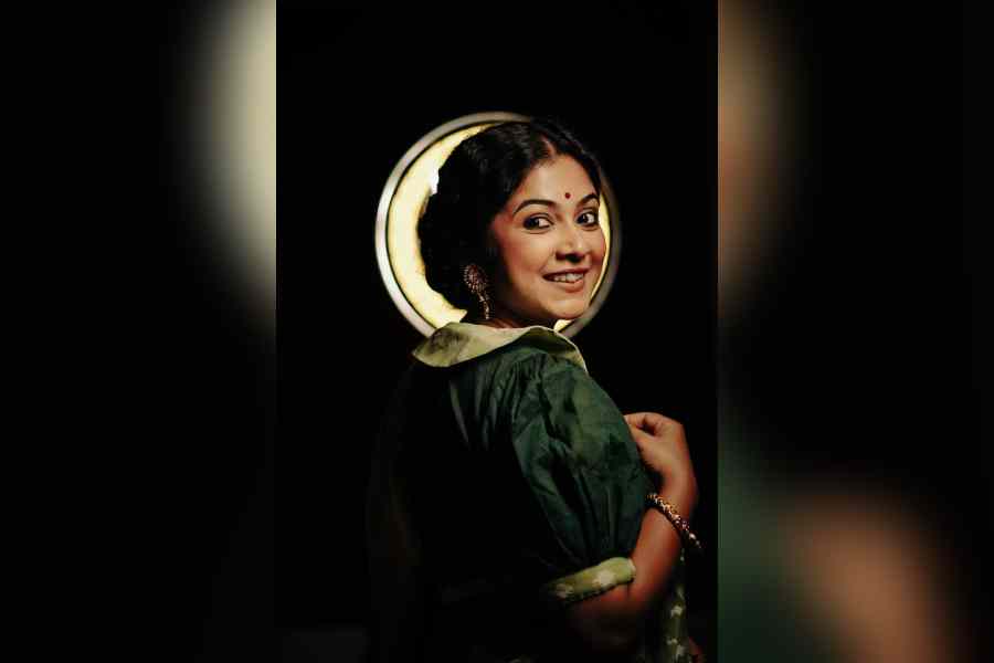 স্বল্পসাজে বরাবরই অপরূপা অভিনেত্রী পায়েল দে। অভিনেত্রীর সপ্তমীর ছবি থেকেও যেন চোখ ফেরানো দায়। আটপৌরে করে পরা শাড়ির সঙ্গে হালকা সাজেই নজর কাড়লেন তিনি।