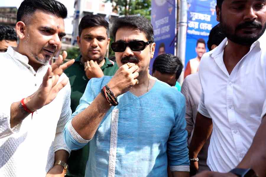 পরনে আকাশি রঙা পাঞ্জাবি, চোখে রোদচশমা। বরাবরের মতোই নজরকাড়া প্রসেনজিৎ। তিনি এলেন, নিষ্ঠাভরে অঞ্জলিও দিলেন সকলের সঙ্গে। 