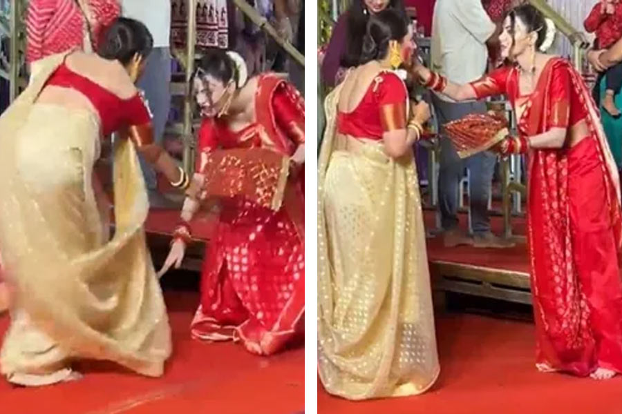 Sherlyn Chopra tried to touch Rani Mukherjee\\\'s feet during Sindoor Khela