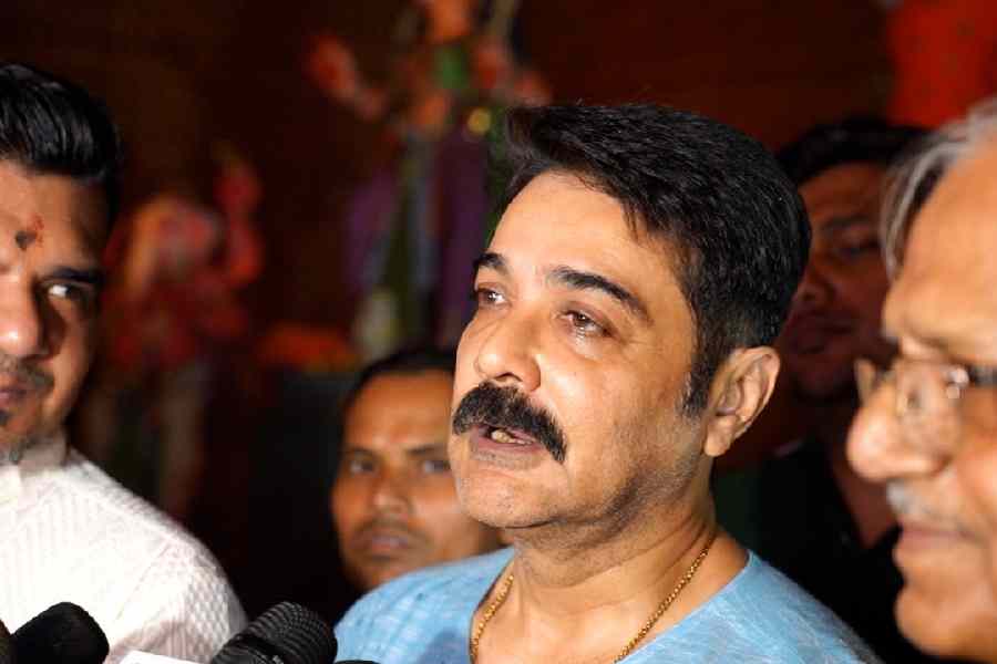 মায়ের কাছে কী চাইলেন তিনি? বুম্বাদা বলেন, ‘‘আমি পুজোতে কোনও দিনই বেশি মাতামাতি করি না। খুব একটা বেরোতে পারি না। আমার একটাই চাহিদা, সবাই খুব ভাল থাকুক এবং শান্তিতে থাকুক।’’ অভিনেতা জানান, মায়ের কাছে প্রার্থনা করার জন্যেই তাঁর এখানে আসা। এর সঙ্গে প্রচারের কোনও সম্পর্ক নেই।