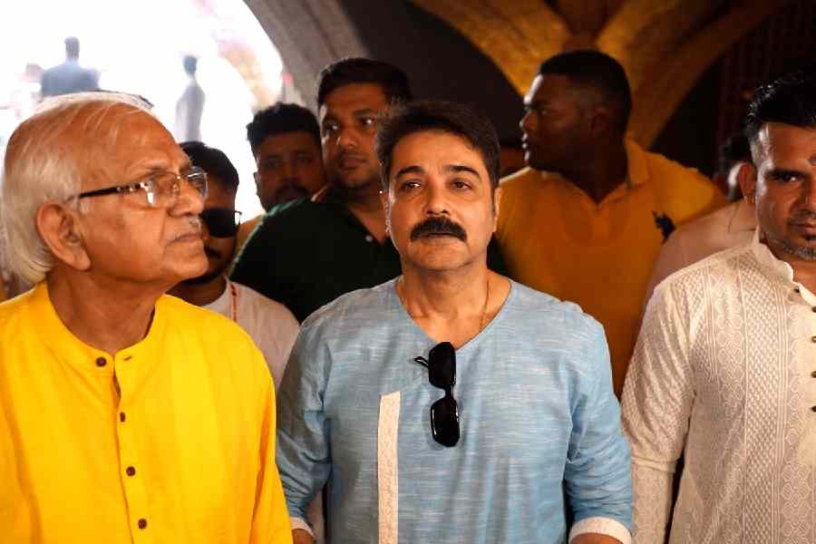 পুজোতে ঘোরাফেরা, আড্ডা, খাওয়াদাওয়া আর সেই ফাঁকেই যদি মণ্ডপে দেখা পেয়ে যান তারকাদের, তাহলে তো কোনও কথাই নেই! শুক্রবার বেলা বাড়তেই কলকাতার হাজরা পার্কের মণ্ডপের সামনে ভক্তদের ভিড়টা জানান দিচ্ছিল কিছুটা এমনই। ভিতরে তখন অঞ্জলিতে মগ্ন প্রসেনজিৎ চট্টোপাধ্যায়। 