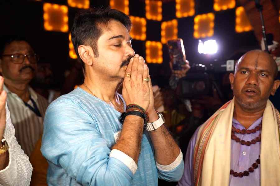 একটু হেসেই প্রসেনজিৎ বলেন, ‘‘না, আলাদা করে পাঞ্জাবী তুলে রাখার দিন চলে গিয়েছে। এখন সেটা বাড়ির ছোটদের জন্য রাখা থাকে।’’ 