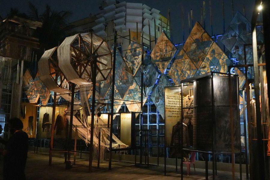 মসলিন কী ভাবে বানানো হতো তা শিল্পী ফুটিয়ে তুলেছেন মণ্ডপে 