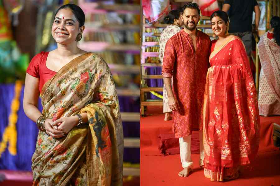 এ দিন সুমনা চক্রবর্তীরও বেশে ছিল স্বল্প সাজ। পরিমিত মেকআপে তাঁর থেকেও যেন চোখ সরানো দায়! অন্য দিকে স্বামী তথা অভিনেতা বৎসল শেঠের সঙ্গে উপস্থিত ছিলেন অভিনেত্রী ঈশিতা দত্তও। একে অপরের সঙ্গে সামঞ্জস্য রেখে শাড়ি-পাঞ্জাবীতে তারকা-জুটির সাজও ছিল চোখে পড়ার মতো।