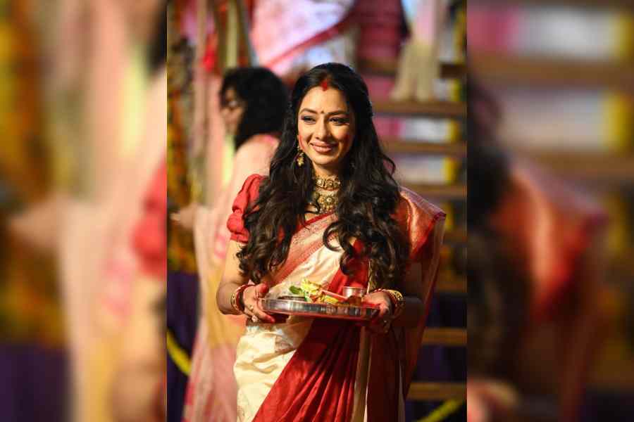 এদিন সাবেকি সাজেই ধরা দিলেন সদ্য সাংসদ হওয়া সকলের প্রিয় ‘অনুপমা’ ওরফে রূপালি গঙ্গোপাধ্যায়। গলা জুড়ে চওড়া হার। কানে দুল। সিঁদুরে রাঙা সিঁথি। খোলা চুল এবং সিঁদুরে রাঙা গালেই নজর কাড়লেন বঙ্গতনয়া। 