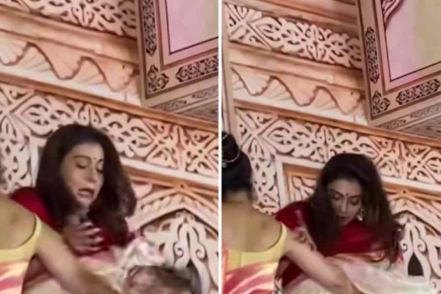 তবে এ দিন একটুর জন্য বড়সড় বিপদের হাত থেকে রক্ষা পেলেন অভিনেত্রী। মায়ের বরণ এবং সিঁদুরখেলার মাঝেই বেসামাল কাজল! আসলে দেবীবরণের জন্য বেঁধে দেওয়া অস্থায়ী সিঁড়ি বেয়ে নামছিলেন তিনি। মন ছিল হাতে ধরে থাকা মোবাইলের দিকে। আর তাতেই ঘটল বিপত্তি! যদিও পা ফস্কে গেলেও টাল সামলে নিতে পেরেছিলেন কাজল। তবে নিজেকে সামাল দিলেও হাতে থাকা মোবাইলটি পড়ল সোজা নীচে!