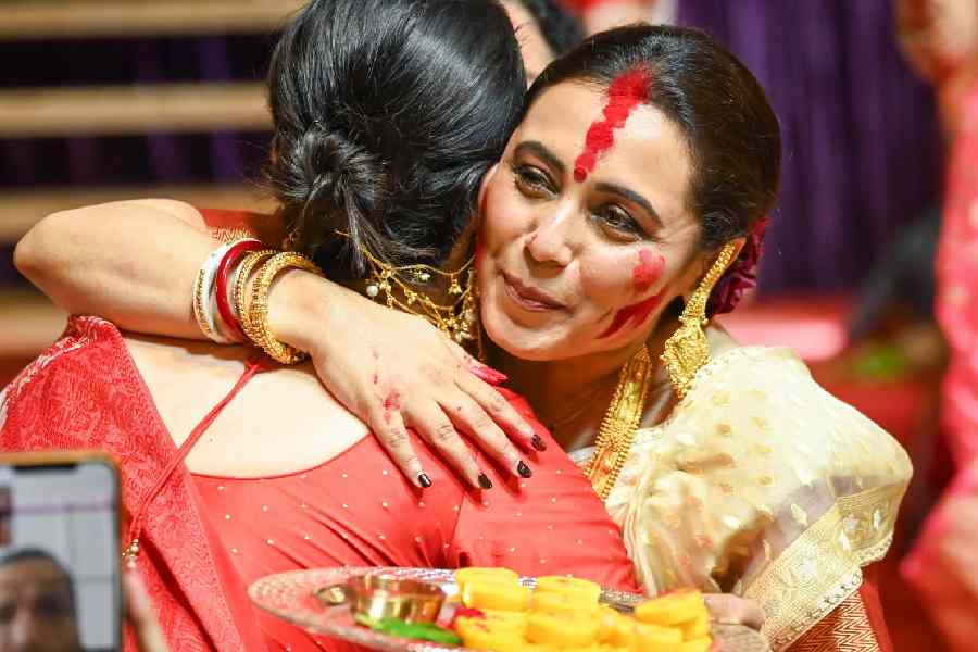 তবে দশমীর চিত্রটা কিছুটা অন্যরকম। আনন্দ তো রয়েছেই। সেই সঙ্গে মায়ের বিদায়ের মুহূর্ত। চোখে জল নিয়েই এ দিন চলল মাকে বরণের পর্ব। বরণশেষেই সিঁদুরখেলার পালা! কষ্ট নিয়েই একই ছাদের তলায় একে অপরের সঙ্গে সিঁদুরখেলা এবং কোলাকুলিতে মেতে উঠলেন তারকা থেকে সাধারণ মানুষ সকলেই! 