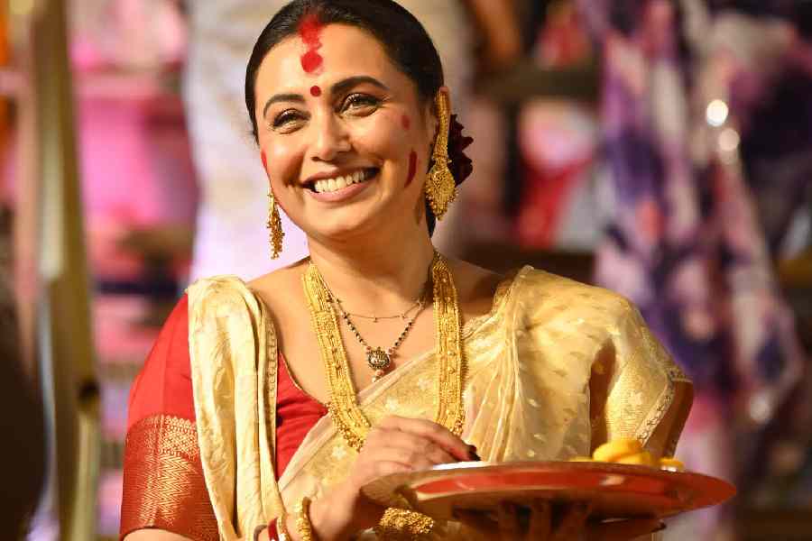 মুম্বইয়ের দুর্গাপুজো মানেই চোখের সামনে ভেসে ওঠে রানি এবং কাজলদের নর্থ বম্বের সর্বজনীন দুর্গোৎসব। এ দিন তাঁরা কোনও তারকা নন। একেবারে ঘরের মেয়ে হয়েই ধরা দেন ‘মুখার্জি সিস্টার্স’রা। ব্যস্ততা সরিয়ে রেখে এই কয়েকদিন আনন্দ-উৎসবে এসে যোগ দেন বলিউডের তাবড় তাবড় তারকারাও। 