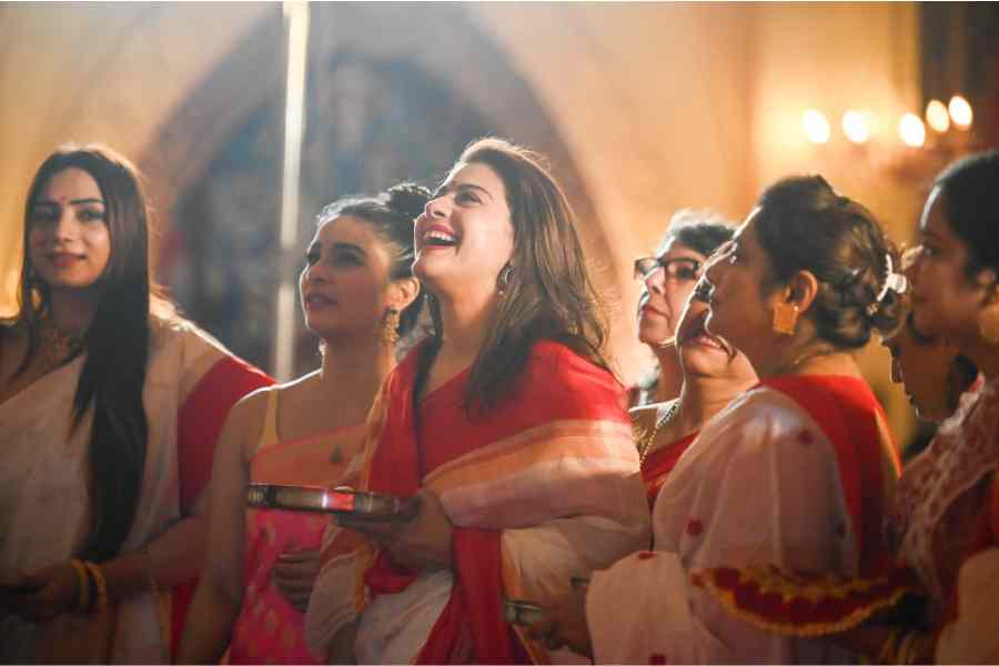 এদিন চওড়া লাল পাড় সাদা শাড়িতে নজর কাড়লেন কাজল। হাতে শাঁখা-পলা। কপালে ছোট্ট টিপ। খোলা চুলে একেবারে অপরূপা তিনি! 