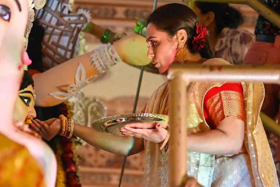 কাজলের পাশাপাশি এ দিন হাসিমুখে দেবীবরণ এবং মিষ্টিমুখ করতে দেখা যায় রানিকে। বরণের থালা হাতে নিয়ে একগাল চওড়া হাসি। যেন একেবারে ঘরের মেয়ে তিনি।