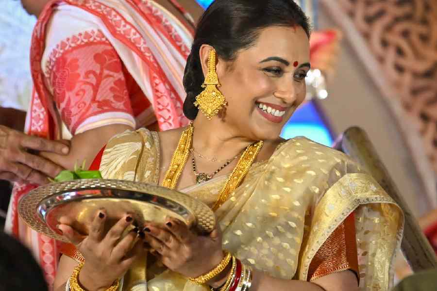 এদিন অভিনেত্রীর পরনে ছিল জমকালো সোনালি রঙের শাড়ি। খুব সাধারণ আটপৌরে করেই শাড়ি পরেছিলেন তিনি। সেই সঙ্গে কানে সোনার দুল এবং গলায় লম্বা সোনার হার। সাজেও রাজকীয়তার ছোঁয়া।