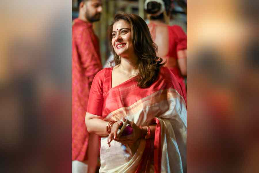 এ দিন কাজলের সাজে কোনও জাঁকজমক ছিল না বললেই চলে। নেই কোনও রূপটান। তাতেই সাধারণের ভিড়ে নজর কাড়লেন তিনি। সকলের সঙ্গেই খোশমেজাজে দেবীবরণ এবং সিঁদুরখেলায় মাতলেন অভিনেত্রী।