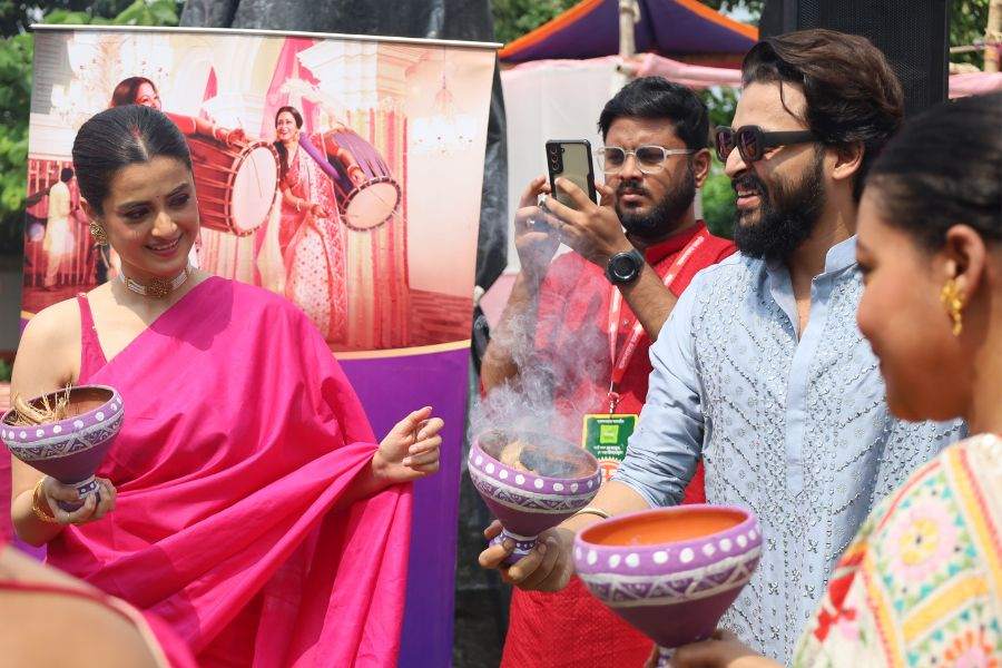 দুর্গাপুজোর সঙ্গে ধুনুচি নাচ বাঙালির মধ্যে এক আলাদাই আবেগের সঞ্চার করে। বঙ্গের ঐতিহ্য তার সঙ্গে ধুনুচি নাচ, ঢাকের বাদ্যি যেন অঙ্গাঙ্গীভাবে জড়িত। ধুনুচি নাচে পা মেলাচ্ছেন অভিনেতা সৌরভ দাস ও অভিনেত্রী দর্শনা বণিক।