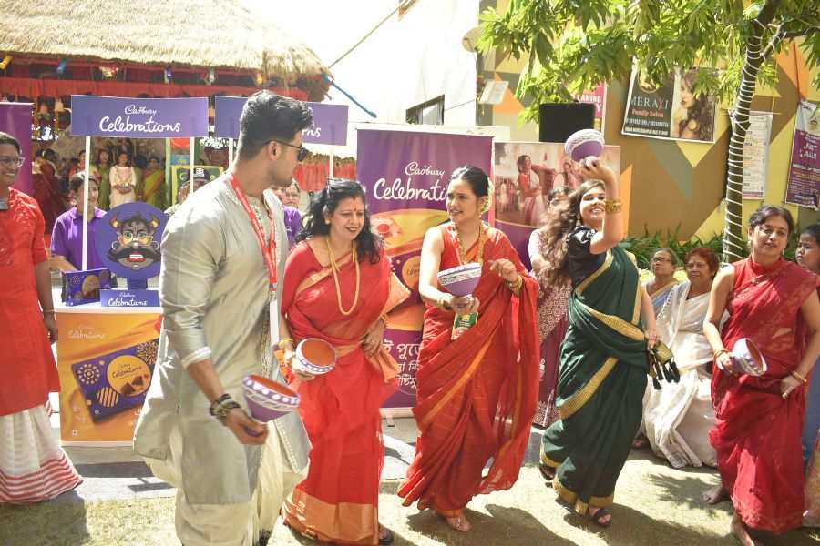 উৎসবের এই আবেগঘন মুহূর্তকে আরও সুন্দর করতে ঢাকের তালে, ধুনুচি নাচে পা মিলিয়েছিলেন বাংলা চলচ্চিত্র জগৎ থেকে শুরু করে টেলিভিশনের বহু তারকারা। অভিনেত্রী প্রিয়াঙ্কা সরকার এবং অভিনেতা রণজয় বিষ্ণু মেতেছেন ধুনুচি নাচের ছন্দে। 