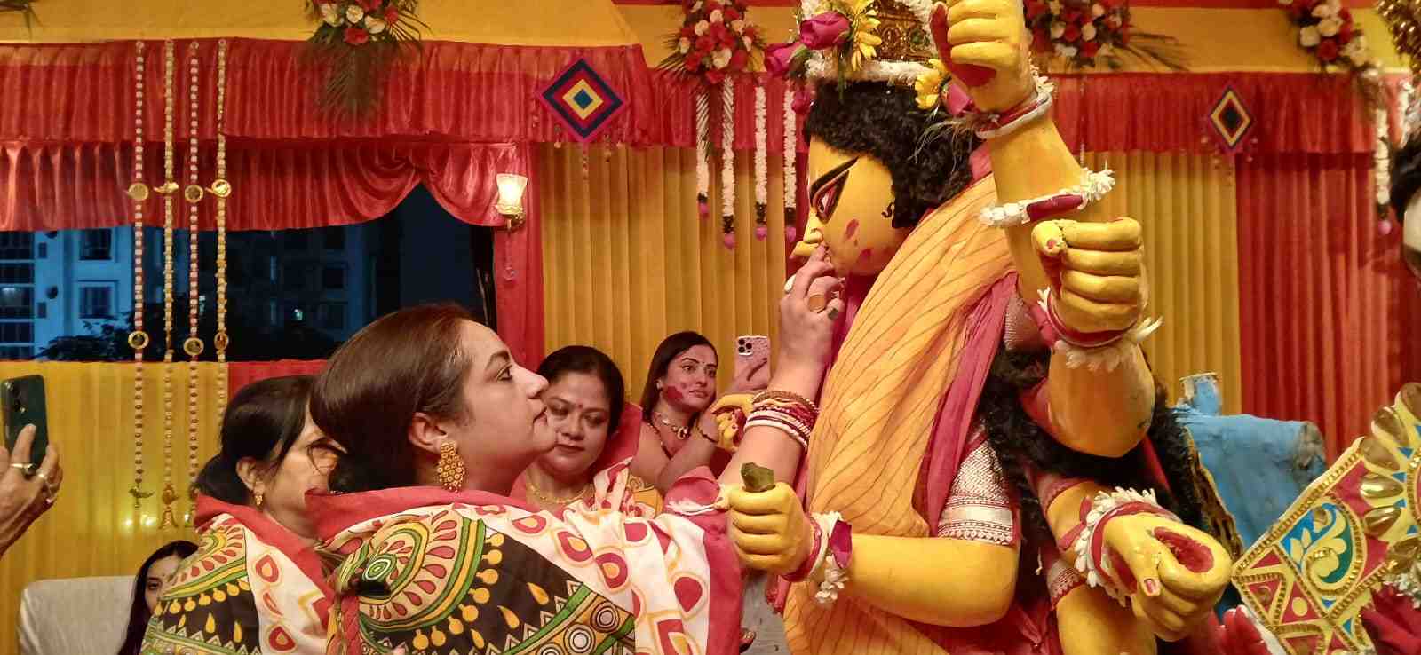 এ দিন মায়ের সাজও যেমন জাঁকজমকহীন, তেমনই পরিমিত সাজ অভিনেত্রী সুদীপা চট্টোপাধ্যায়েরও। বিদায়বেলায় মায়ের মিষ্টিমুখ করালেন অভিনেত্রী।