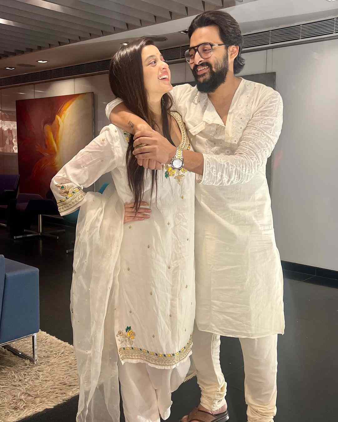 বিয়ের পর প্রথম বিজয়া দর্শনা বণিক এবং সৌরভ দাসের। পুজোর শেষ দিনের মতোই বেরঙিন সাজে ধরা দিলেন তাঁরা। অভিনেত্রীর পরনে সাদা সালওয়ার-কামিজ এবং সেই সঙ্গে সামঞ্জস্য রেখেই সাদা পাঞ্জাবী পরেছেন সৌরভ দাস। 