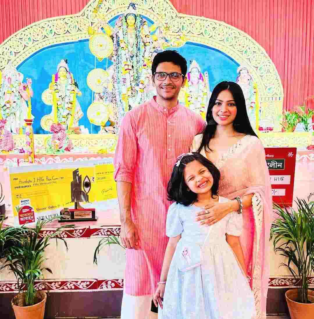  দশমীতে কন্যাকে নিয়ে সস্ত্রীক হাজির হলেন অর্জুন চক্রবর্তী। তবে অনুরাগীদের বিজয়ার শুভেচ্ছা জানাতেও ভুললেন না তিনি।