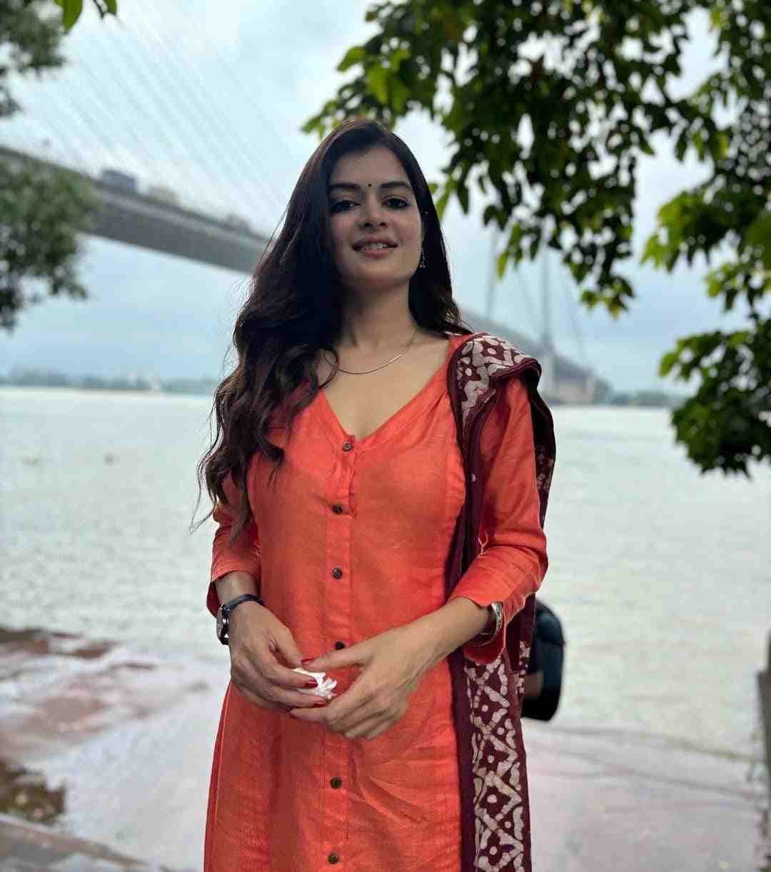 পুজোর শেষ দিনেও ঝলমলে মধুমিতা সরকার। তাঁর কাছে ‘কাজই পুজো এবং পুজোই কাজ’! দশমীতে খোশমেজাজে ধরা দিলেন অভিনেত্রী।  