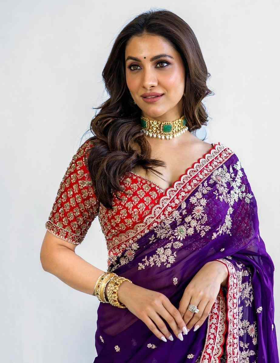 বেগুনি রঙা শাড়িতে অপরূপা রুক্মিণী মৈত্র। দশমীতে অভিনেত্রী জানালেন, ‘আসছে বছর আবার হবে’! 