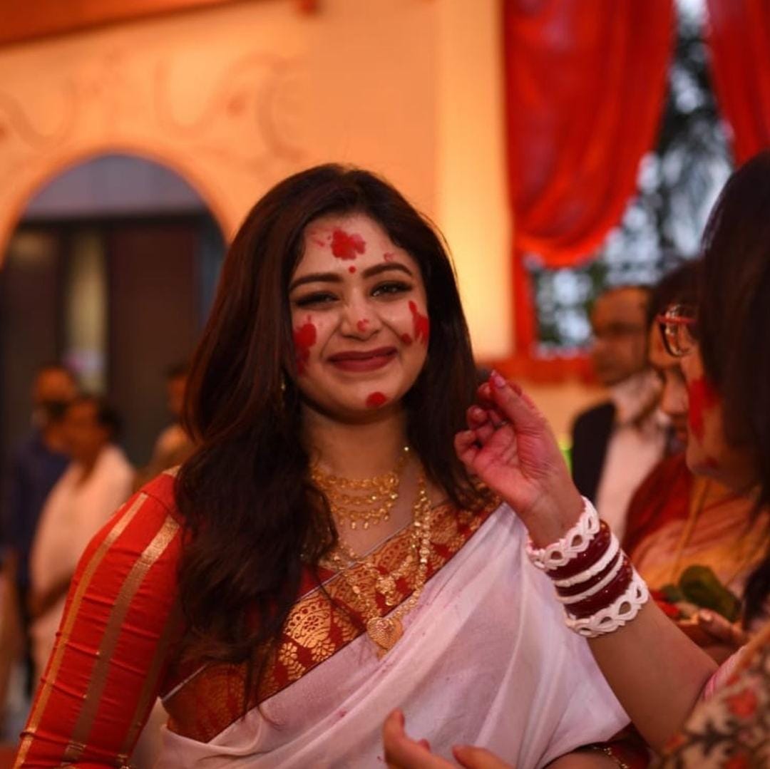 সিঁদুরে রাঙা মুখ, লাল পাড় সাদা শাড়িতে সিঁদুর খেললেন অভিনেত্রী ঋতাভরী চক্রবর্তী।