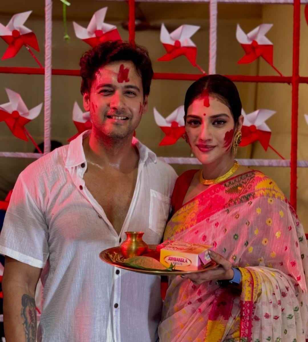 বরণ শেষে সিঁদুর খেলা! মেতে উঠলেন যশ দাশগুপ্ত এবং নুসরত জাহানও। সিঁদুরখেলা শেষে ছবি দিলেন একসঙ্গে। 