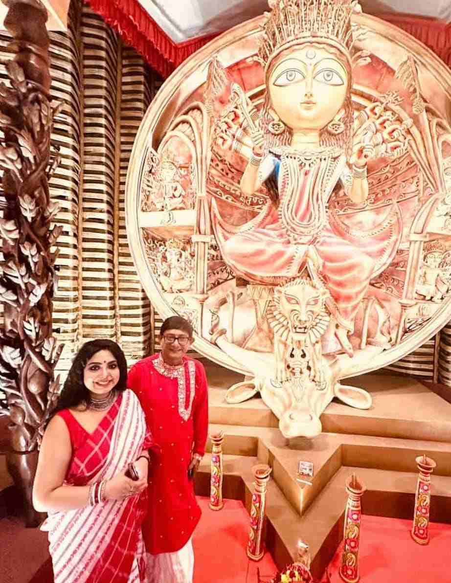 বিয়ের পর প্রথম বিজয়া অভিনেত্রী শ্রীময়ী চট্টরাজ এবং কাঞ্চন মল্লিকের। মায়ের সামনে একসঙ্গে ধরা দিলেন জুটিতে।