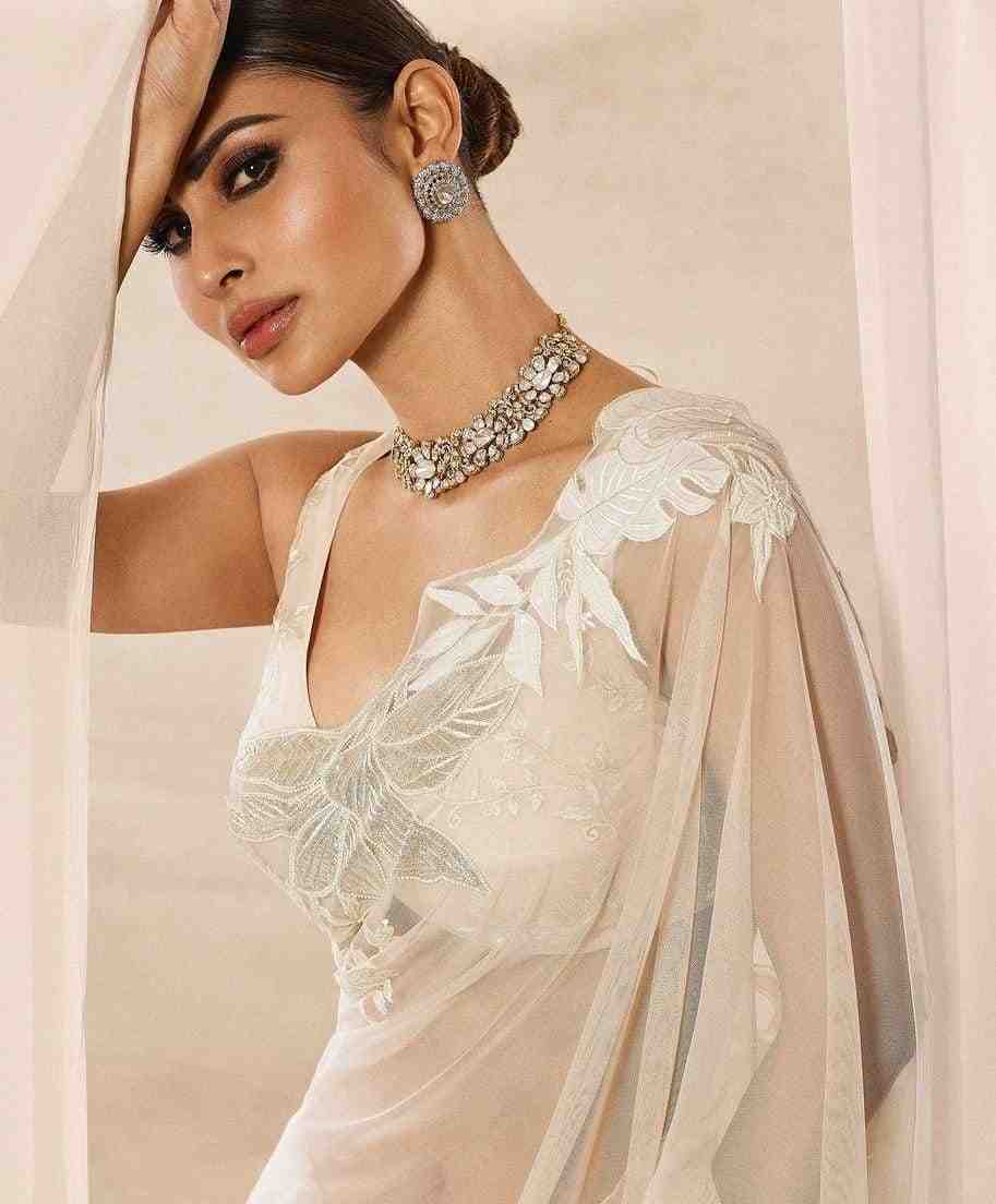 বলিউডের নামজাদা অভিনেত্রী তিনি, তবুও মন থেকে তো বঙ্গতনয়াই! দশমীতে সাদা শাড়িতে ধরা দিলেন মৌনী রায়। জানালেন বিজয়ার শুভেচ্ছা। এই প্রতিবেদনটি ‘আনন্দ উৎসব’ ফিচারের একটি অংশ।