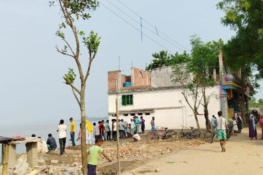 মালদহের মানিকচক ব্লকের কামালতিপুরে ভাঙনের মুখে মসজিদ ও রাস্তা। শনিবার।