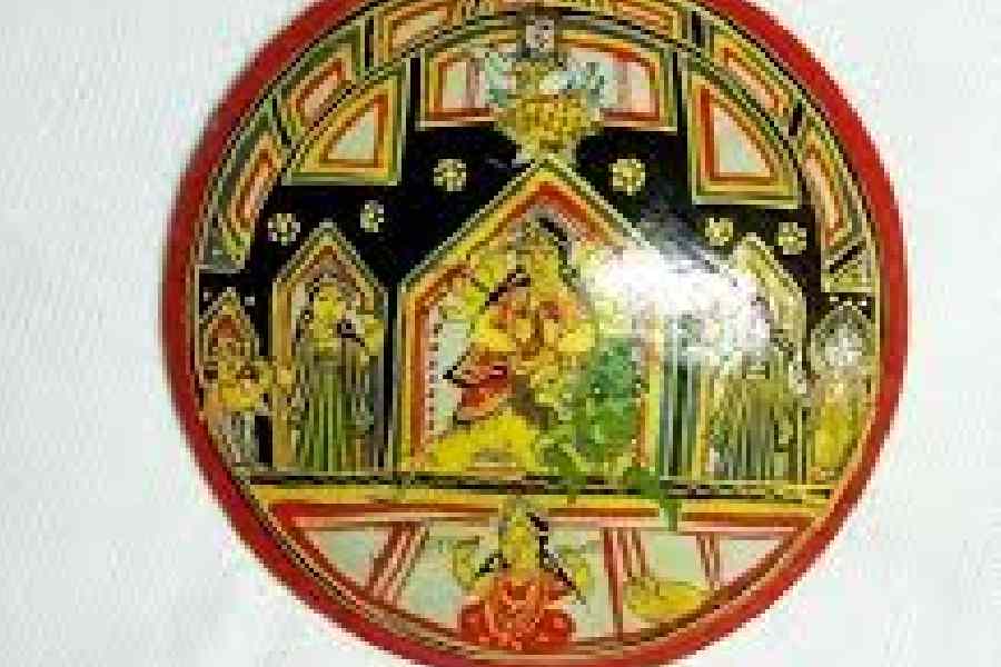 সুরেশ্বরী- সুরেশ্বর ছিল অবিভক্ত বাংলার ফরিদপুর জেলায় মাদারীপুর এলাকার একটি গ্রাম। সরা চিত্রকলার জন্মস্থান রূপে যাকে চিহ্নিত করা হয়। এই সরার ছবি তিন ভাগে বিভক্ত। উপরের অংশে শিব, মাঝামাঝি দুর্গা অবস্থান করছেন সপরিবার এবং দেবী লক্ষ্মী সরার শেষ অংশে আঁকা। এটি সূক্ষ্ম অঙ্কন শৈলীর জন্য বিখ্যাত। বাংলাদেশে সুরেশ্বরী সরা তৈরি হয় ফরিদপুরের চন্দ্র-মুখডোবা অঞ্চলে। 