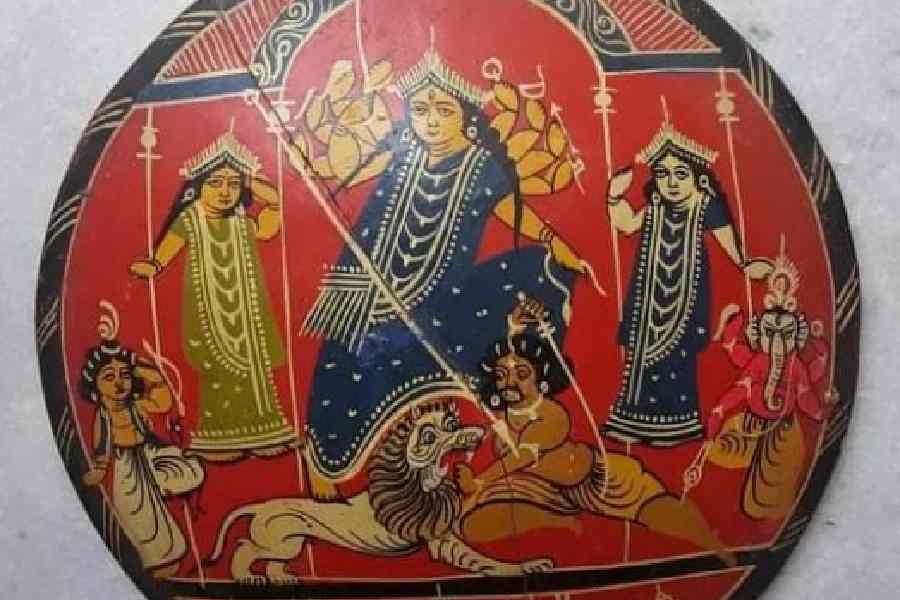 গণকি সরা- গণক ঠাকুরের হাতে তৈরি হয়েছে এই সরা। প্রাচীনকালে পূর্ববঙ্গের গ্রামে অন্তত একটি ঘর গণক থাকতেন। তাঁদের বংশগত পেশা ছিল জন্ম রাশিফল ​​তৈরি, ভাস্কর্য ও প্রতিমা চিত্রাঙ্কন করা। ব্রাহ্মণদের এই বিশেষ সম্প্রদায় মন্ত্রোচ্চারণের পর প্রতিমা তৈরি করত। তাঁরা সরা চিত্রকর্মের সঙ্গেও জড়িত ছিলেন। তাঁদেরই নামানুসারে এই বিশেষ সরার নামকরণ করা হয়েছিল ‘গণকী সরা’। যার পটভূমি প্রায় সব সময়েই লাল। সরার চিত্র দু’টি ভাগে বিভক্ত, মা দুর্গা তার পরিবারের সঙ্গে রয়েছেন প্রথম ভাগে এবং নীচের ভাগে মা লক্ষ্মী। সূক্ষ্ম অঙ্কনে ফুটিয়ে তোলা হয় ছবি। এতে দেবী দুর্গা সর্বদা অস্ত্রে সজ্জিত। বর্তমানে শরিয়তপুরের (অবিভক্ত ফরিদপুরের অংশ) কৈলারা গ্রামের ভাস্কররা বাংলাদেশে এটি তৈরি করেন।