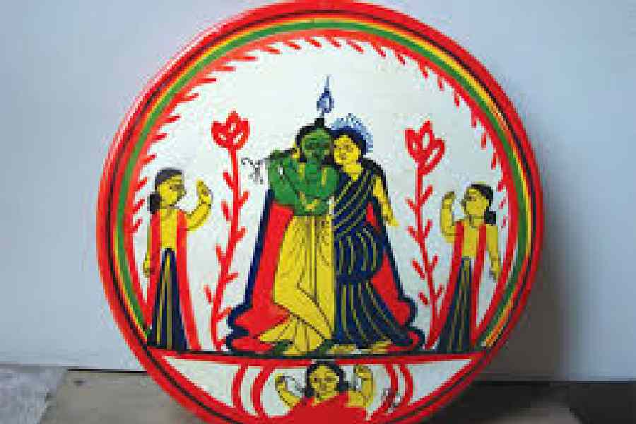 ফরিদপুরী সরা- ফরিদপুরী সরাও দু’ভাগে বিভক্ত। উপরের দিকে মা দুর্গা থাকেন আর নয়তো লক্ষ্মী-নারায়ণ বা রাধা-কৃষ্ণ। নীচের ভাগে মা লক্ষ্মীকে চিত্রিত করা হয়।