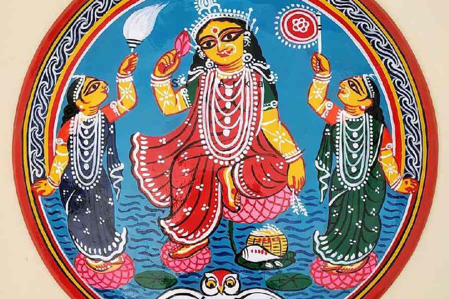 ঢাকাই সরা- ঢাকাই সরায় মা লক্ষ্মীকে একাকী বাণিজ্যের জন্য ব্যবহৃত একটি নৌকায় বসে থাকতে দেখা যায়। অতীতে একে ময়ূরপঙ্খী নৌকা বলা হত। অনেক ঢাকাইয়া পরিবারে কলা পাতা থেকে ক্ষুদ্রাকৃতির নৌকা তৈরি করে কোজাগরী লক্ষ্মী পুজোয় দেবীকে নিবেদনের প্রথা রয়েছে। বাংলাদেশে এই ধরনের সরা তৈরি হয় বিক্রমপুরের বাসাইল ও আবিরপাড়ায়।