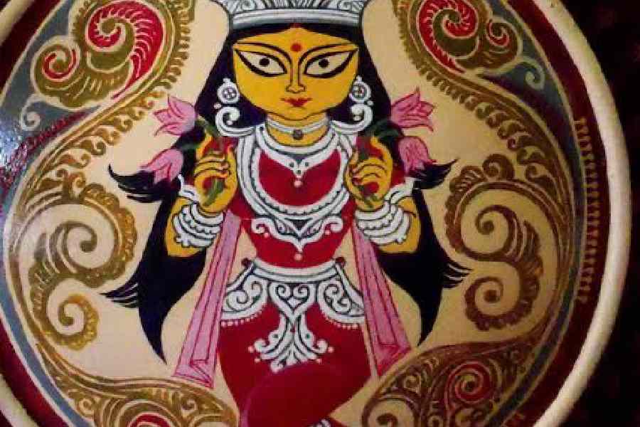 অনেক পরিবারই, বিশেষত বাঙালরা মূর্তির বদলে পুজো করেন লক্ষ্মীর সরা। মাটির সরার উপর আঁকা থাকে মা লক্ষ্মীর ছবি। এই সরারও কিন্তু আছে অনেক প্রকারভেদ। কেনার আগে তাই ভাল করে জেনে নিন সরা কত রকমের হয়।  