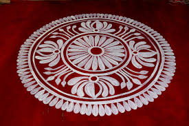 ইদানীং অনেকেই নকশা আঁকার জন্য কাপড় বা তুলোয় আঙুল মোড়ানোর পরিবর্তে তুলি ব্যবহার করেন। এতে নকশার আকার সুন্দর হয়। 